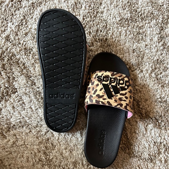 New Adidas animal print slides big girl 5, woman 7 - Picture 3 of 4